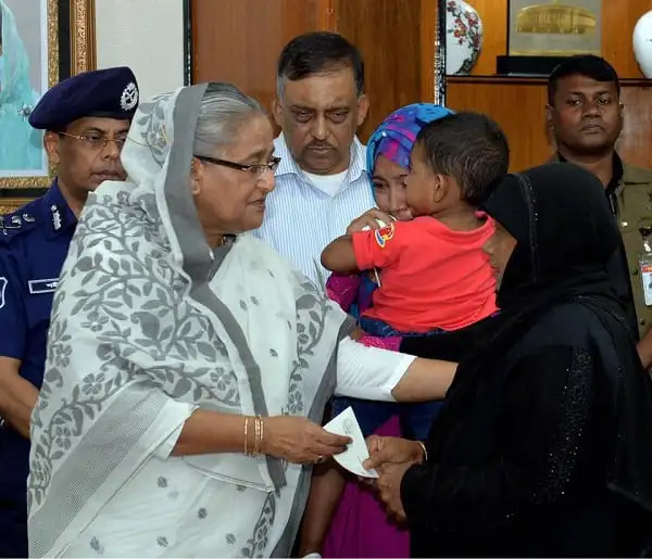 সিলেটের আতিয়া ভবনে নিহতের স্বজনদের চেক প্রদান করছেন প্রধানমন্ত্রী।