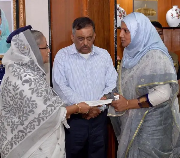 সিলেটের আতিয়া ভবনে নিহতের স্বজনদের চেক প্রদান করছেন প্রধানমন্ত্রী।