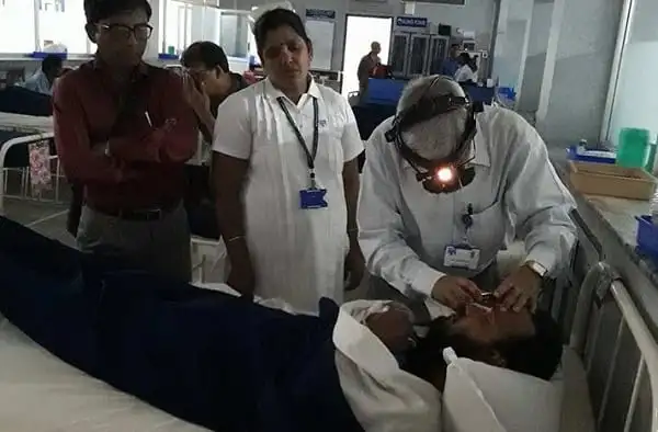হাসপাতালে রোগীর চিকিৎসা পরীক্ষা চলছে, ডাক্তার ও নার্স উপস্থিত. Channel i News - চ্যানেল আই নিউজ