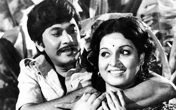 ‘‘আগুন’ ছবির দৃশ্যে রাজ্জাক ও শাবানা