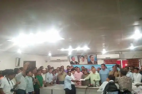 জনপ্রতিনিধি ও কর্মকর্তাদের মধ্যে ত্রাণ বিতরণ অনুষ্ঠান. Channel i News - চ্যানেল আই নিউজ