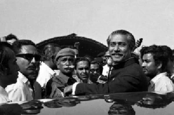 বঙ্গবন্ধুর হত্যাকাণ্ডের সময় সৈনিকদের সঙ্গে এক নেতা. Channel i News - চ্যানেল আই নিউজ