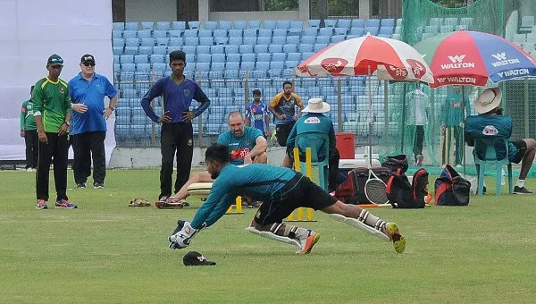 বাংলাদেশ ক্রিকেট দলের ফিল্ডিং অনুশীলন, একজন খেলোয়াড় ড্রাইভিং করছে. Channel i News - চ্যানেল আই নিউজ