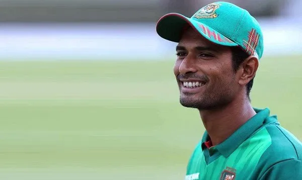 বাংলাদেশ ক্রিকেটার মাহমুদউল্লাহ হাসিমুখে মাঠে দাঁড়িয়ে. Channel i News - চ্যানেল আই নিউজ