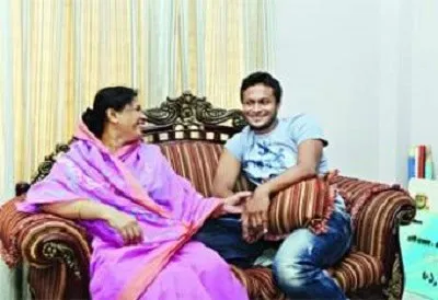 সাকিবের মা সঙ্গে সময় কাটাচ্ছেন, উভয় হাসিমুখে বসে আছেন. Channel i News - চ্যানেল আই নিউজ