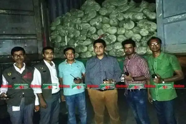 ইসলামপুরে কাভার্ডভ্যান থেকে কোটি টাকার কাপড় উদ্ধার. Channel i News - চ্যানেল আই নিউজ
