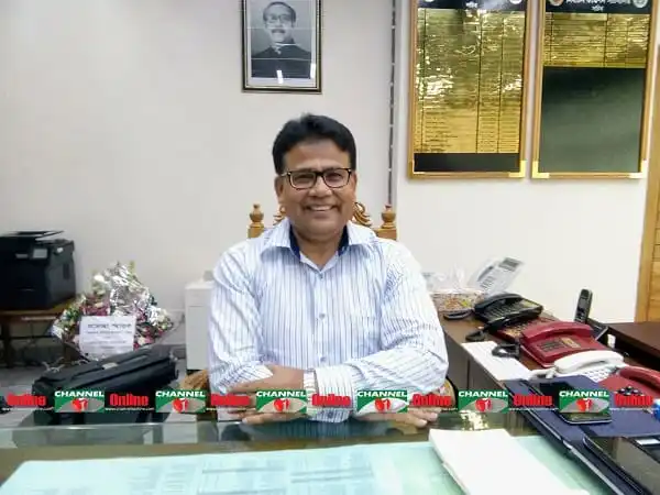 নির্বাচন কমিশনের কর্মকর্তার সঙ্গে বসে আলোচনা করছেন একজন ব্যক্তি. Channel i News - চ্যানেল আই নিউজ