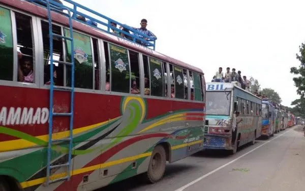বহু মানুষজনের ঈদযাত্রার জন্য ভিড়ের মধ্যে বাসের সারি. Channel i News - চ্যানেল আই নিউজ