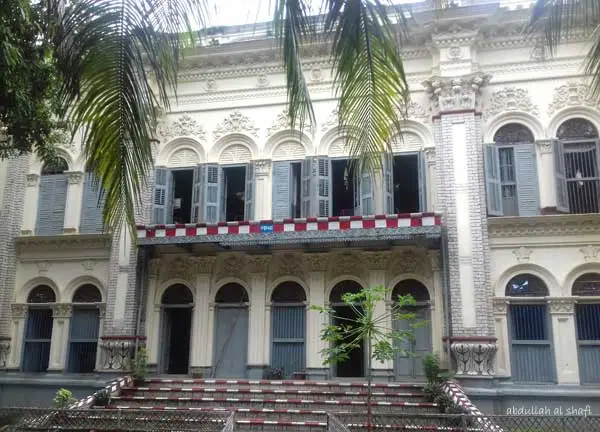 আনসার ক্যাম্পের ভেতরে জমিদার বাড়ি