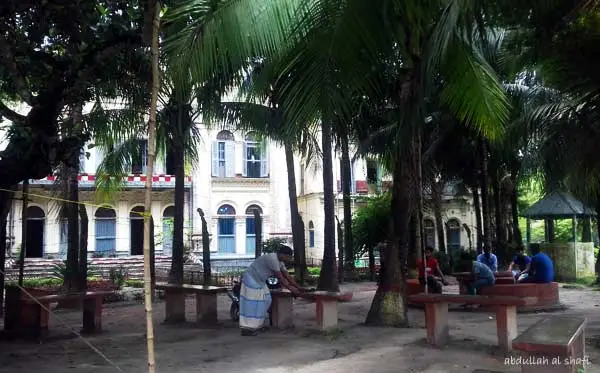 আনসার ক্যাম্পের ভেতরে জমিদার বাড়ির পাশে বসার জায়গা