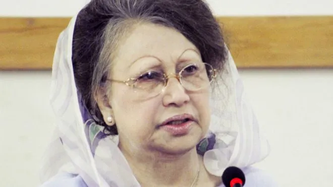 খালেদা জিয়া এক বক্তৃতা দিচ্ছেন, রাজনৈতিক আলোচনা করছেন. Channel i News - চ্যানেল আই নিউজ
