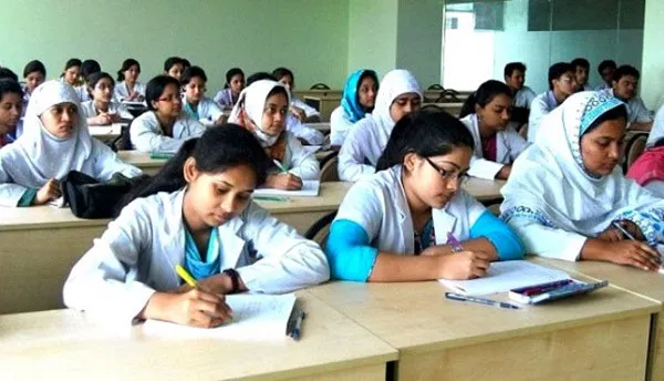 ছাত্রীরা এমবিবিএস পরীক্ষার জন্য প্রস্তুতি নিচ্ছে. Channel i News - চ্যানেল আই নিউজ