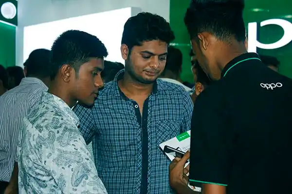 বাংলাদেশের তরুণরা স্মার্টফোন ও ট্যাব মেলা উপভোগ করছে।. Channel i News - চ্যানেল আই নিউজ
