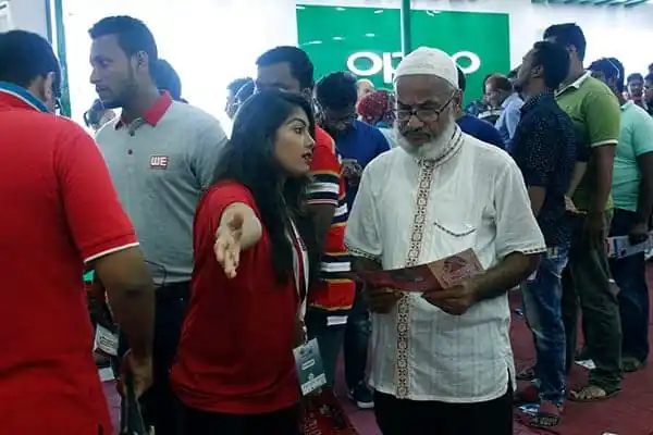 স্মার্টফোন ও ট্যাব মেলা শেষ, দর্শনার্থীরা আলোচনা করছে।. Channel i News - চ্যানেল আই নিউজ