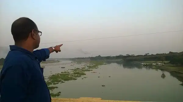 নদীর পাশে দাঁড়িয়ে দূরদর্শী ব্যক্তি নদীর দিকে দেখছেন. Channel i News - চ্যানেল আই নিউজ