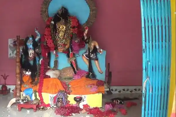 দুর্বৃত্তদের হামলার পর মন্দিরের ভাঙচুরের ছবি. Channel i News - চ্যানেল আই নিউজ