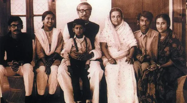 বাংলাদেশের স্বাধীনতা সংগ্রামের ঐতিহাসিক মুহূর্তের পরিবার ছবি।. Channel i News - চ্যানেল আই নিউজ