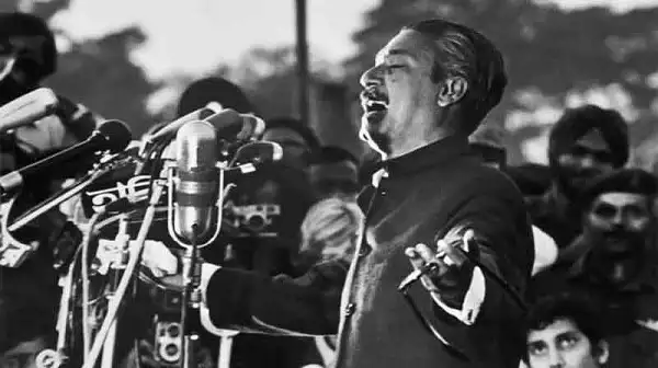 বঙ্গবন্ধু শেখ মুজিবুর রহমান ভাষণ দিচ্ছেন জনসমাগমের মাঝে. Channel i News - চ্যানেল আই নিউজ