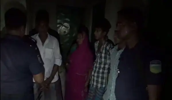 নিহত জেএমবি সদস্যের পরিবারের সদস্যদের সঙ্গে পুলিশ ও স্থানীয়রা. Channel i News - চ্যানেল আই নিউজ