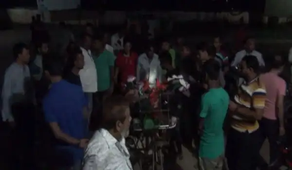 নড়াইলে যুবকের হত্যার ঘটনাস্থলে শতাধিক মানুষ জড়ো. Channel i News - চ্যানেল আই নিউজ