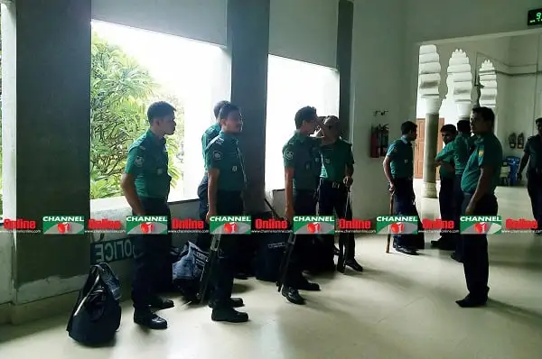 সুপ্রিম কোর্টে নিরাপত্তা জোরদার করে পুলিশ সদস্যরা দাঁড়িয়ে. Channel i News - চ্যানেল আই নিউজ