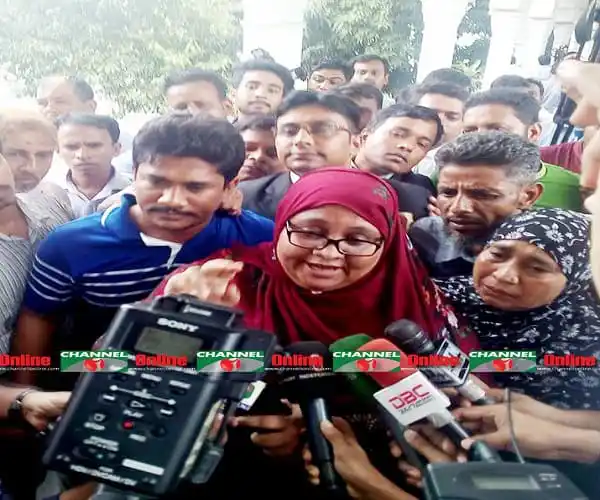 জনপ্রিয় নারী নেতা সাংবাদিকদের সাথে কথা বলছেন. Channel i News - চ্যানেল আই নিউজ