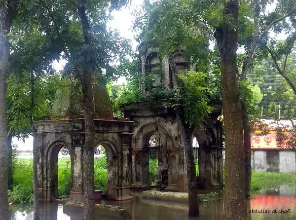 গাছের ছায়ায় ভাঙ্গা বৌদ্ধ মন্দির