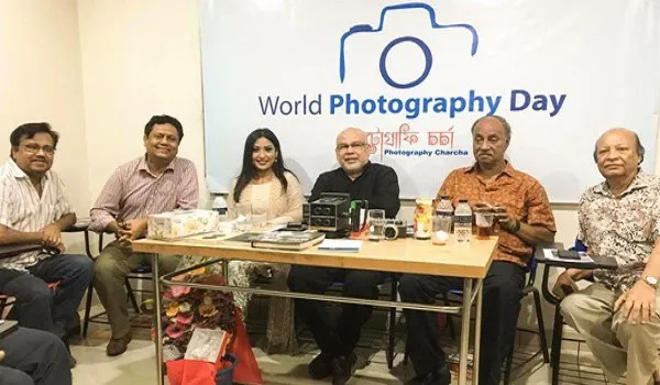 বিশ্ব আলোকচিত্র দিবস উদযাপন অনুষ্ঠানে ফটোগ্রাফাররা উপস্থিত. Channel i News - চ্যানেল আই নিউজ