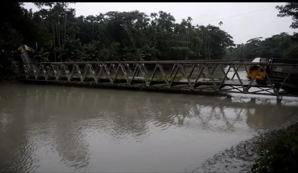 পিরোজপুরে ভেঙ্গে পড়া বেইলী ব্রিজের ছবি, যানবাহন চলাচল বন্ধ. Channel i News - চ্যানেল আই নিউজ