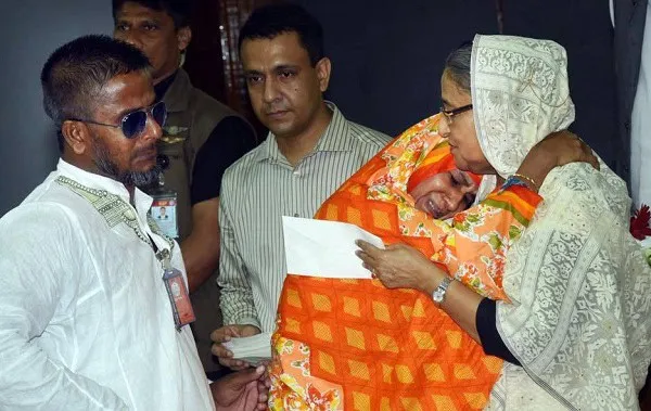 প্রধানমন্ত্রীর সহায়তা পেয়ে শিশুটির মা ও পরিবারের সদস্যরা. Channel i News - চ্যানেল আই নিউজ
