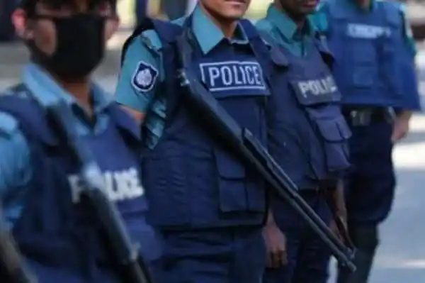 পুলিশ সদস্যরা পূর্ব রাজাবাজারে ব্লক রেইড পরিচালনা করছে. Channel i News - চ্যানেল আই নিউজ