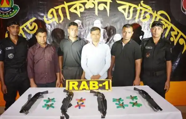 অস্ত্র ও গুলিসহ চারজন আটক, পুলিশি অভিযান. Channel i News - চ্যানেল আই নিউজ