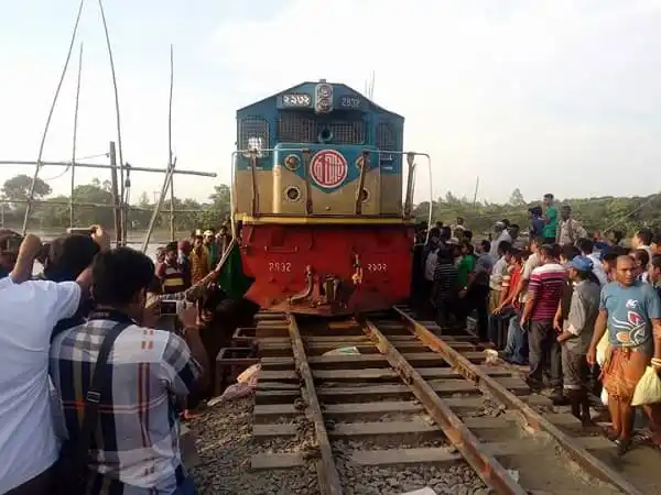 রেলসেতু মেরামত শেষে ট্রেন চলাচল শুরু, জনসমাগম. Channel i News - চ্যানেল আই নিউজ