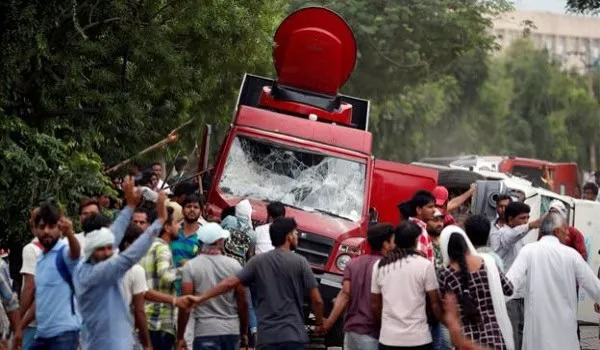 ভারতের ধর্মীয় গুরুর বিরুদ্ধে রায় ঘোষণার পর ব্যাপক প্রতিবাদ ও সংঘর্ষ. Channel i News - চ্যানেল আই নিউজ