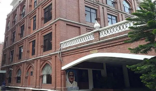 বৃহৎ ইটের ভবন, শহরের কেন্দ্রে, আধুনিক স্থাপত্যশৈলী. Channel i News - চ্যানেল আই নিউজ