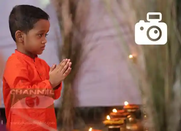 শিশু ছেলে প্রার্থনা করছে, দুর্গাপূজার আচার-অনুষ্ঠানে অংশগ্রহণ।. Channel i News - চ্যানেল আই নিউজ