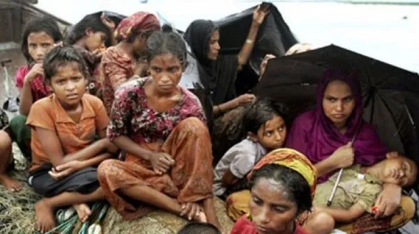 রোহিঙ্গা শরণার্থীরা ক্যাম্পে বসে, কিছু শিশু ও নারী উপস্থিত. Channel i News - চ্যানেল আই নিউজ