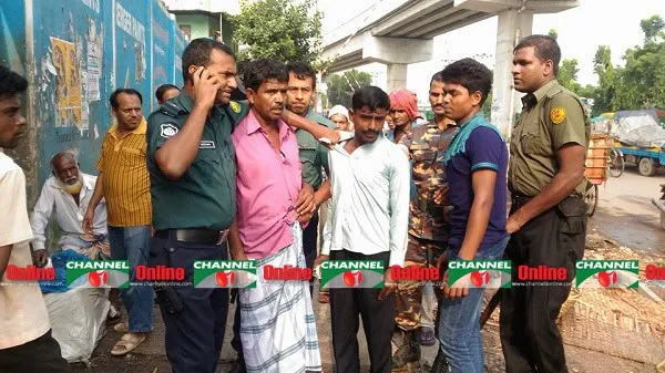 পুলিশের হাতে ধরা পড়া তিন জুয়াড়ি।