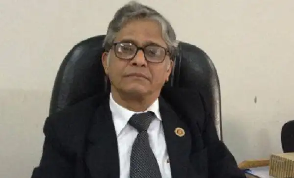 ঢাবির ভারপ্রাপ্ত ভিসি আখতারুজ্জামান, একজন পুরুষ, অফিসে বসে আছেন. Channel i News - চ্যানেল আই নিউজ