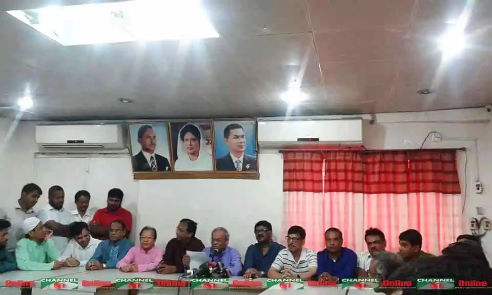 সভার সদস্যরা আলোচনায় ব্যর্থতা নিয়ে আলোচনা করছেন. Channel i News - চ্যানেল আই নিউজ
