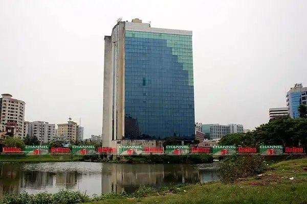বিজিএমইএ ভবনের সামনে নদী ও শহরের দৃশ্য, ভাঙ্গার প্রস্তুতি চলছে. Channel i News - চ্যানেল আই নিউজ