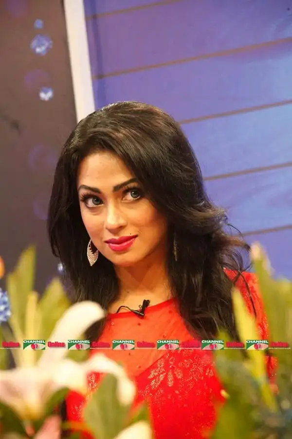 বাংলাদেশি সংবাদ পাঠিকা চ্যানেল আই অনলাইন এর জন্য প্রস্তুত. Channel i News - চ্যানেল আই নিউজ