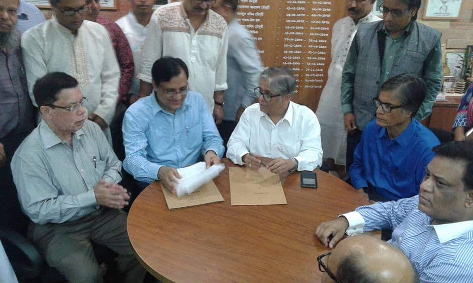 অধ্যাপক আখতারুজ্জামান দায়িত্ব গ্রহণের সময় আলোচনা করছেন. Channel i News - চ্যানেল আই নিউজ