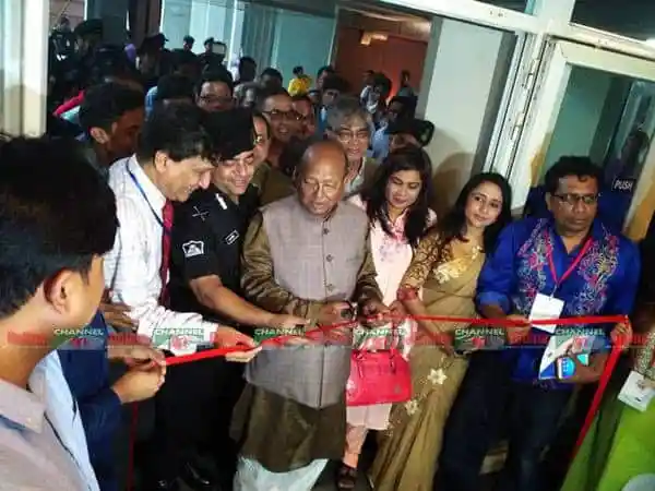 চ্যানেল আই অনলাইন উদ্বোধন অনুষ্ঠানে অতিথি ও দর্শকরা. Channel i News - চ্যানেল আই নিউজ