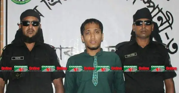 র‌্যাবের হাতে গ্রেপ্তার মাহবুবুল, দুই পুলিশ সদস্যের সঙ্গে ছবি. Channel i News - চ্যানেল আই নিউজ