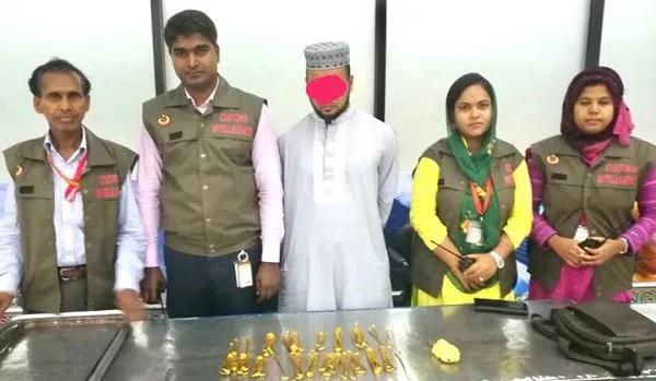 কোটি টাকার স্বর্ণসহ আটক ব্যক্তি ও পুলিশ সদস্যদের ছবি. Channel i News - চ্যানেল আই নিউজ