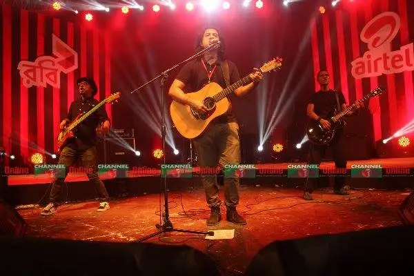 ব্যান্ডের পারফরম্যান্সের দৃশ্য, গিটার ও মাইক্রোফোন সহ. Channel i News - চ্যানেল আই নিউজ