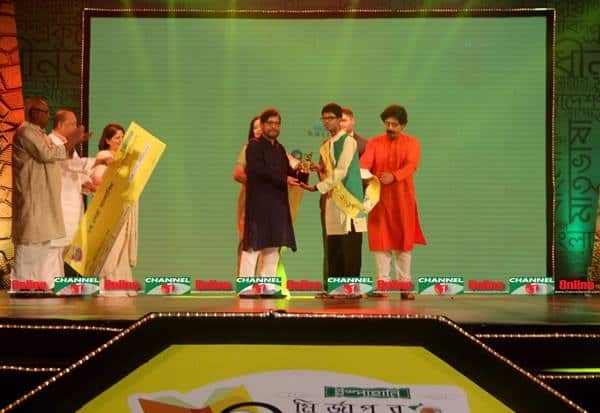 অধ্যাপক হওয়ার ইচ্ছে প্রকাশ করে পুরস্কার গ্রহণ করছেন আরিফিন. Channel i News - চ্যানেল আই নিউজ