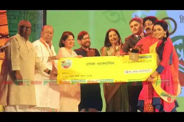 নুসরাত সায়েম বিজয়ী হিসেবে চেক গ্রহণ করছেন, অনুষ্ঠানে উপস্থিত অতিথিরা. Channel i News - চ্যানেল আই নিউজ