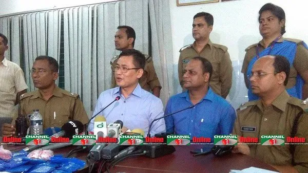 পলাশের ইয়াবা বিক্রেতা গ্রেফতার, পুলিশ ও সাংবাদিকরা উপস্থিত. Channel i News - চ্যানেল আই নিউজ